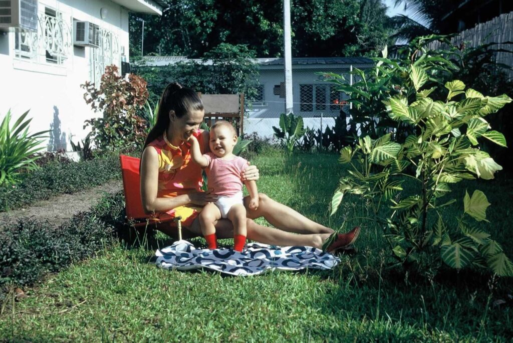Bébé dans les bras de sa maman dans le jardin familial en zone 4 à Abidjan.