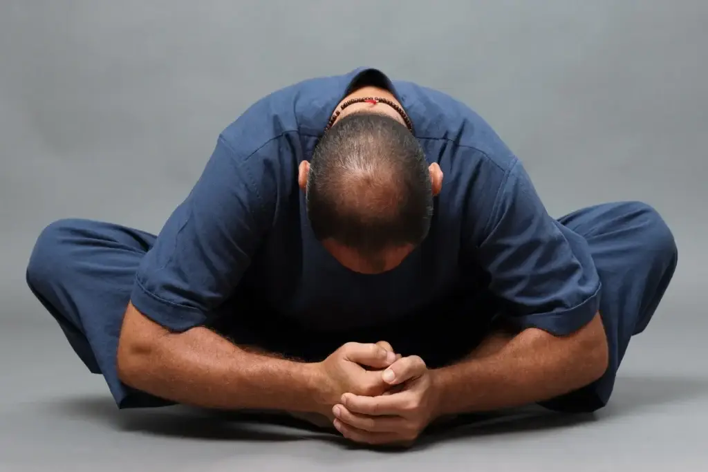 Patrick Gaveau pratiquant des postures de yoga (asanas) en studio.