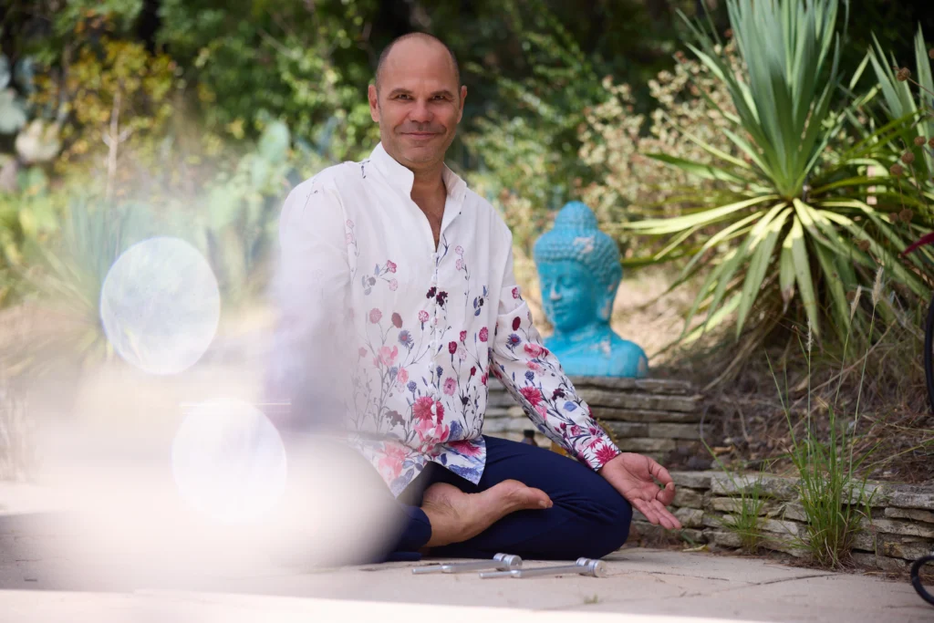Patrick Gaveau méditant en tailleur, illustrant le yoga au-delà des postures physiques, pour cultiver la présence, la respiration et le bien-être intérieur.