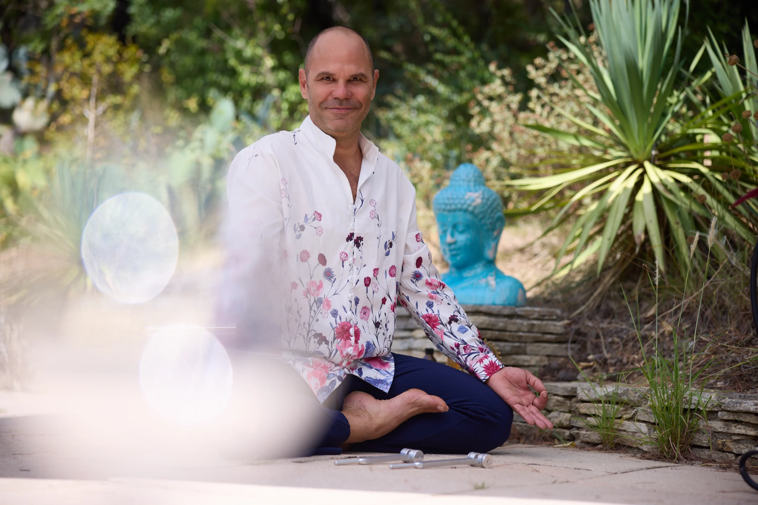Patrick Gaveau méditant en tailleur, illustrant le yoga au-delà des postures physiques, pour cultiver la présence, la respiration et le bien-être intérieur.