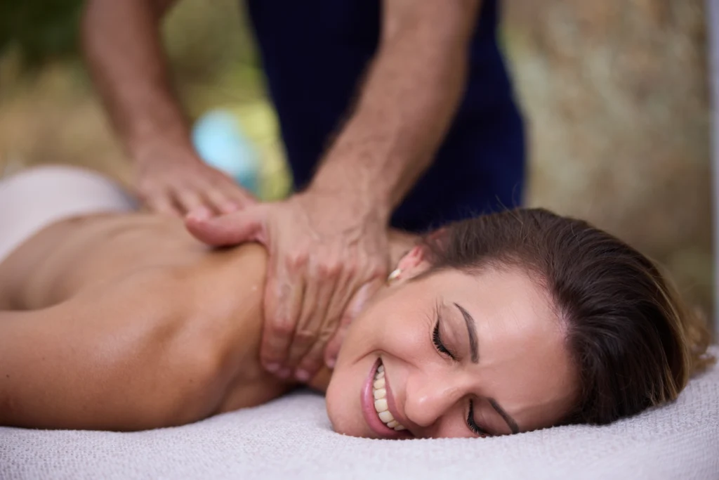 👉 Femme allongée sur une table recevant un massage des trapèzes à Montpellier, soin personnalisé pour la détente et le bien-être.