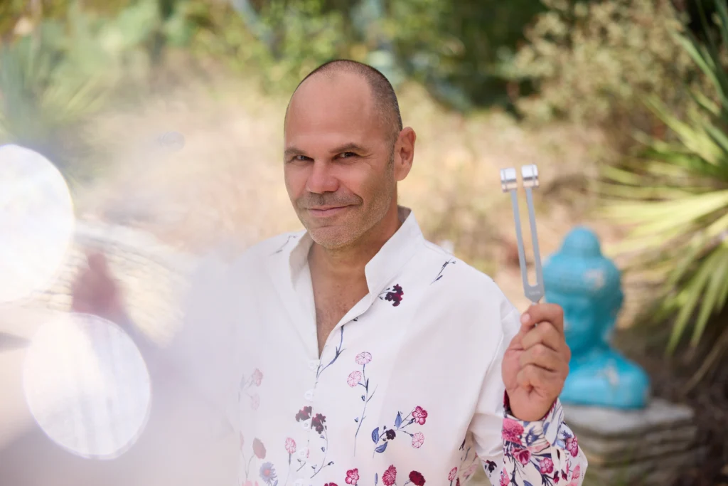 Photo illustrant les services de massage et yoga de Patrick Gaveau à Montpellier : une atmosphère naturelle, chaleureuse et apaisante, symbole d’équilibre, énergie et bien-être.