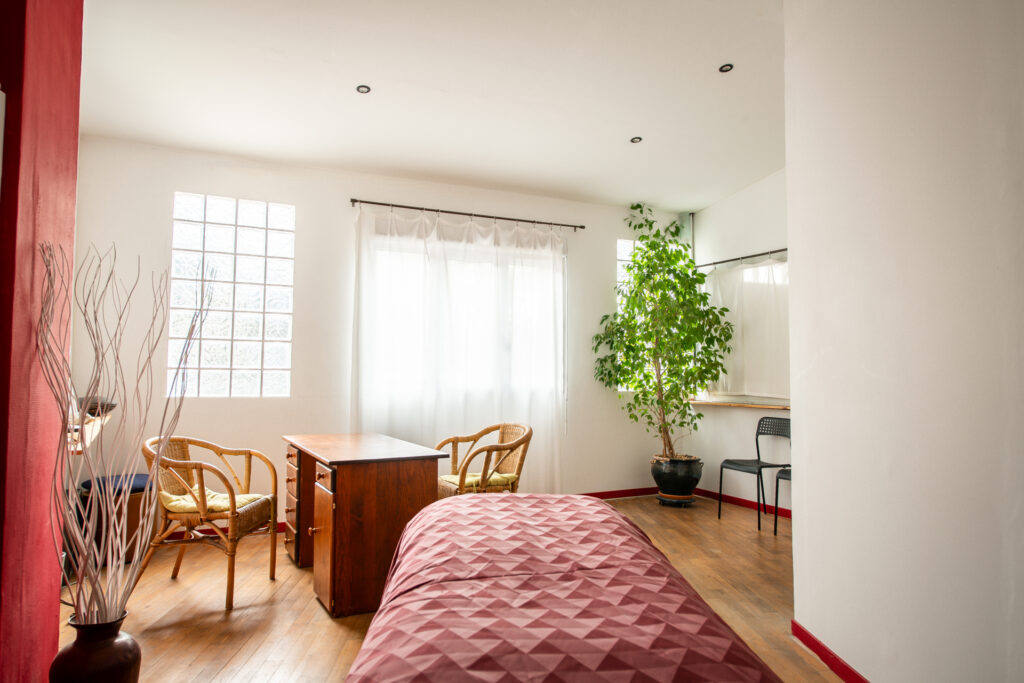 Salle de massage chaleureuse et apaisante au Jardin Intérieur à Montpellier, dédiée au bien-être et à la relaxation