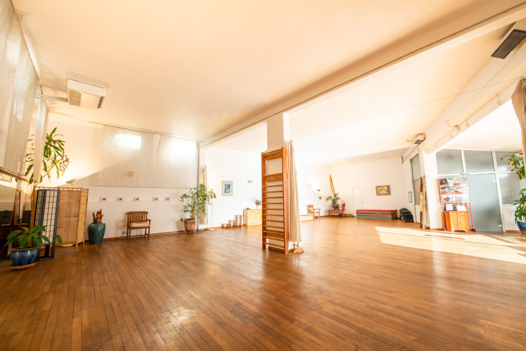 Dojo lumineux et apaisant à Montpellier, lieu des ateliers bien-être de Patrick Gaveau.