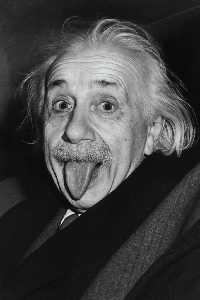 Photo en noir et blanc d’Albert Einstein tirant la langue, montrant son côté humoristique et irrévérencieux.