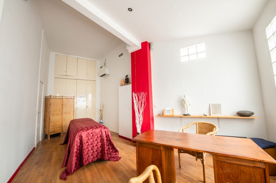 Salle de massage chaleureuse et apaisante au Jardin Intérieur à Montpellier, dédiée au bien-être et à la relaxation